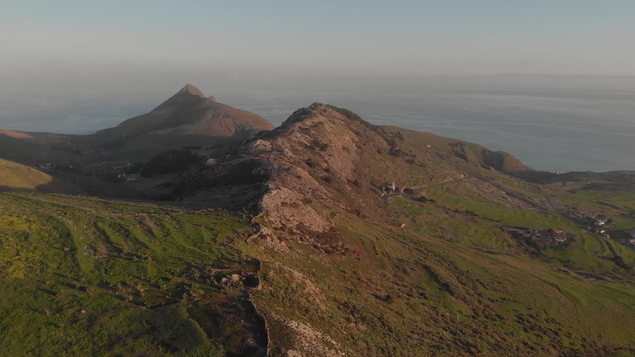 Vista da drone di Pico do Facho e dell'oceano sullo sfondo, Madeira.