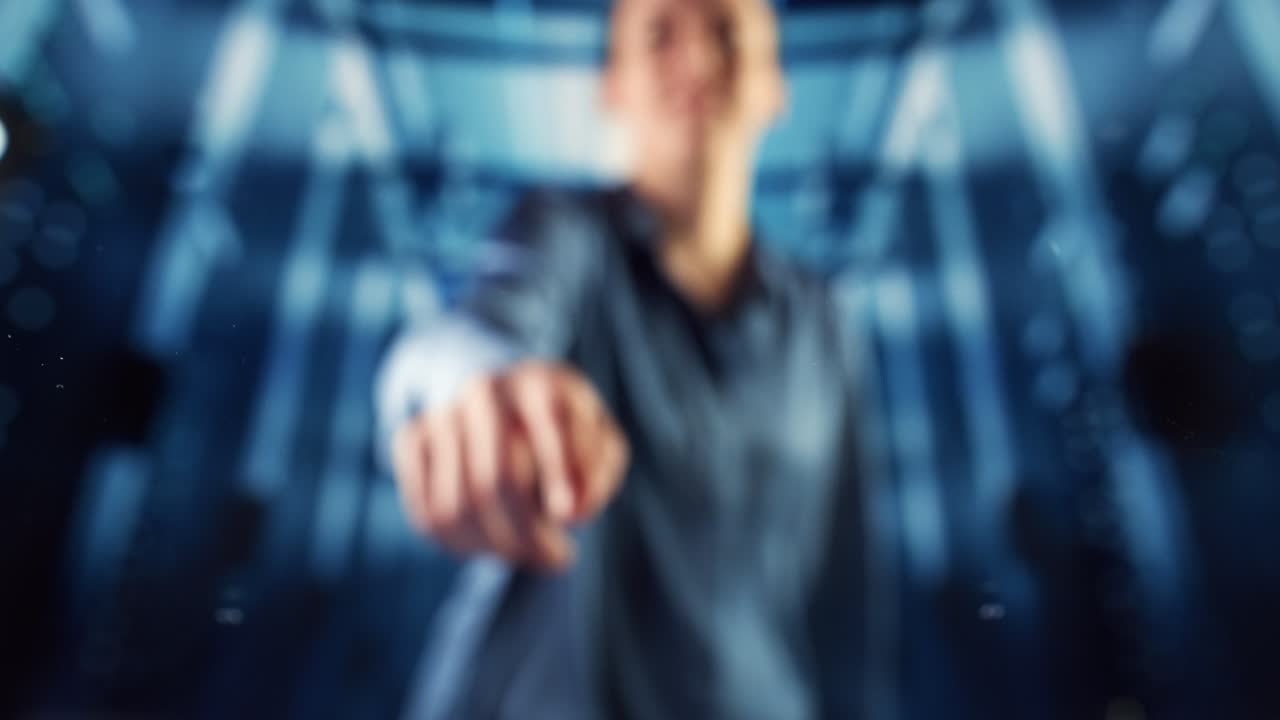 concepto de digitalización: el dedo humano empuja el botón de la pantalla táctil y activa la interfaz de inteligencia artificial futurista. visualización del aprendizaje automático, la tecnología informática se fusiona con la humanidad.