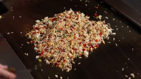 arroz frito cocinado en teppanyaki