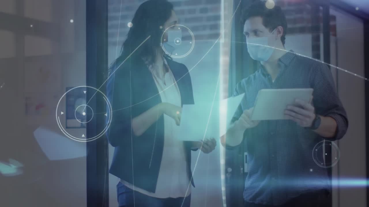 animación de una red brillante sobre un colega masculino y femenino con máscaras faciales hablando en la oficina