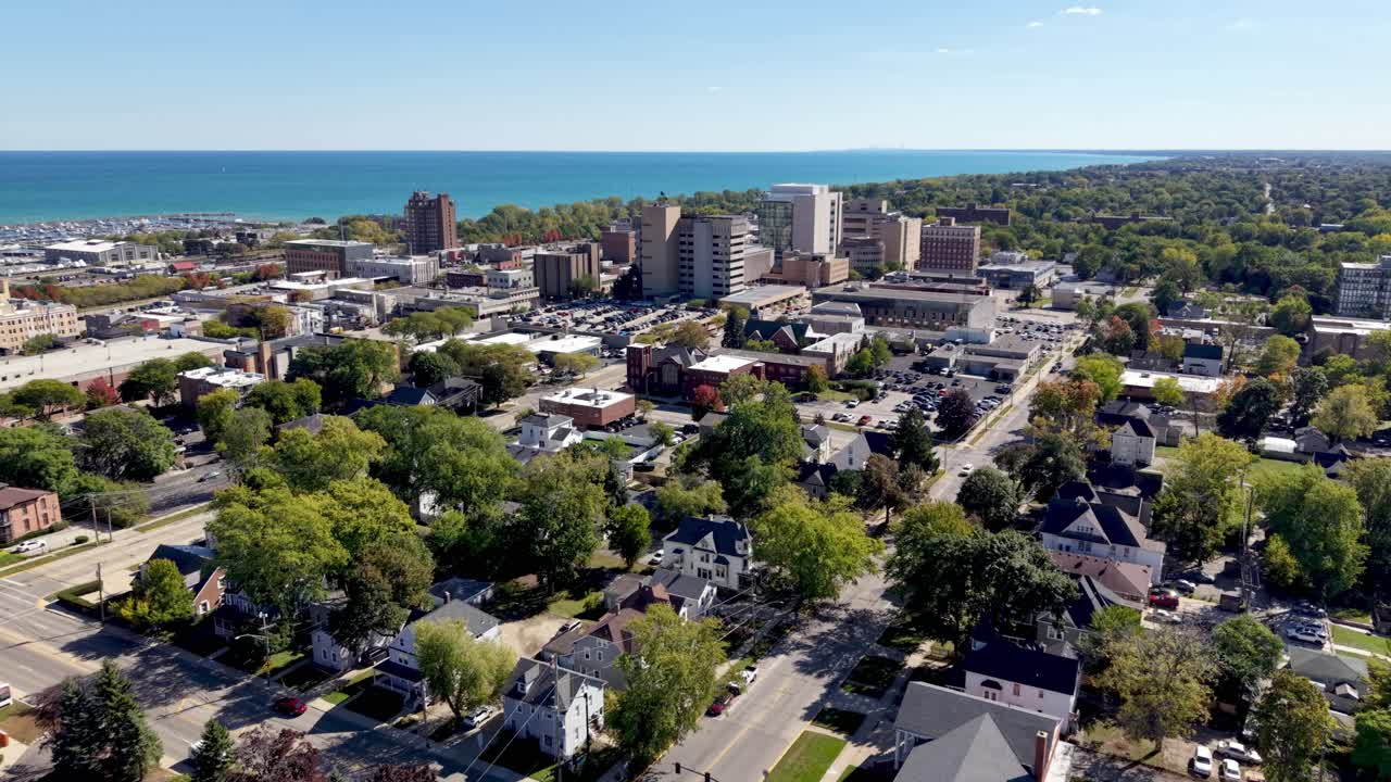 avance aéreo rápido hacia el skyline de Waukegan, Illinois