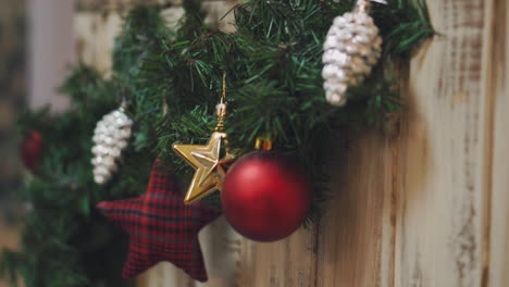 Mano-De-Mujer-Decorando-El-árbol-De-Navidad-Con-Luces-Navideñas.