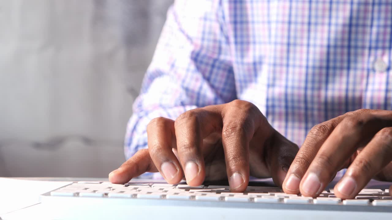 persona escribiendo en un teclado