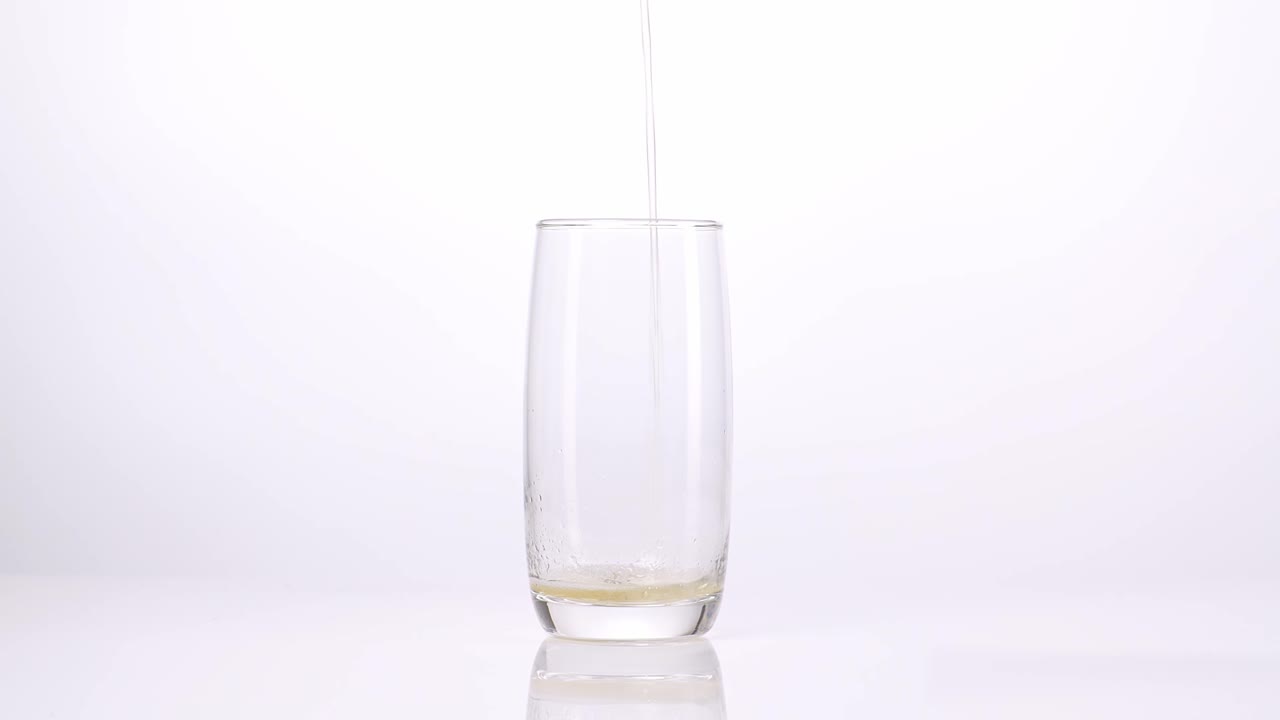 잔에 음료를 부는 것