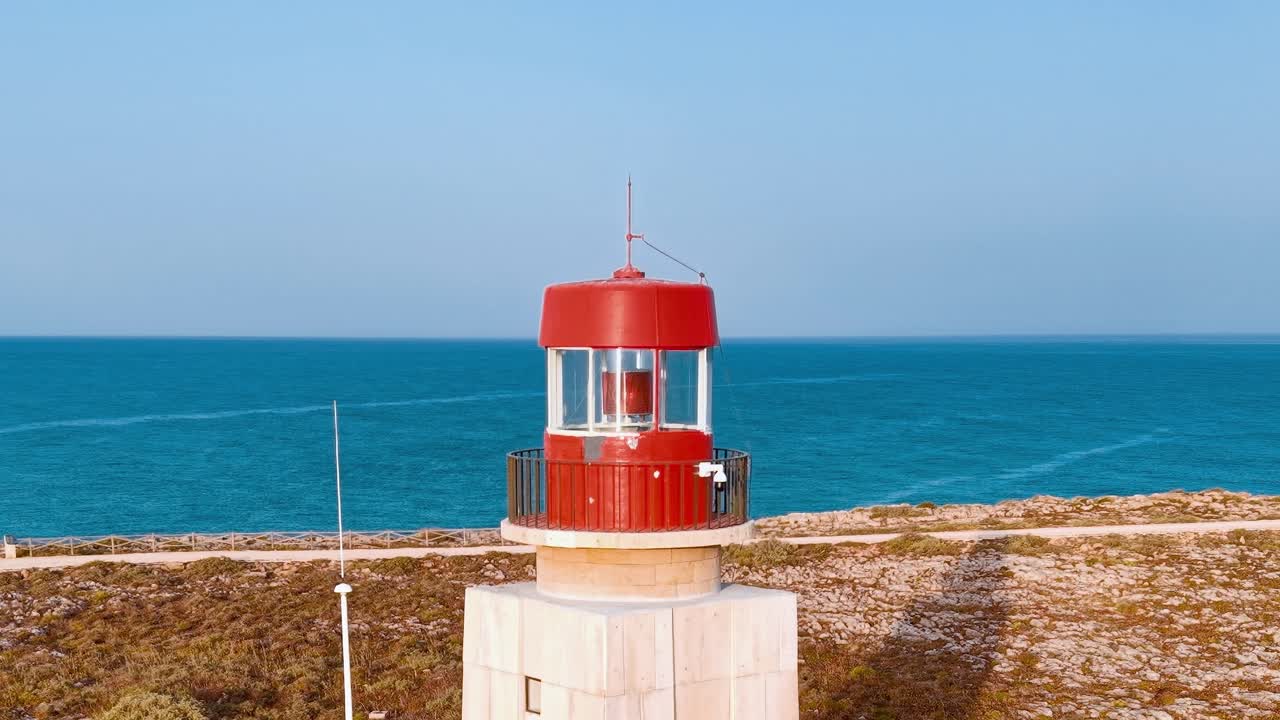 Faro lungo la costa del Portogallo con vista sull'oceano