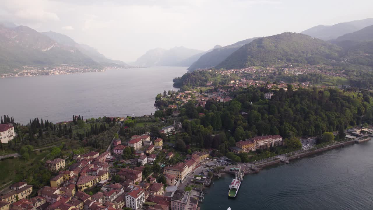 arco aéreo sobre el popular destino de viajes italiano en el lago como