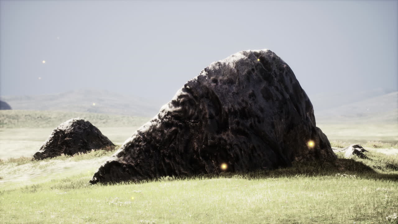 산 의 배경 에 있는 초록색 초원