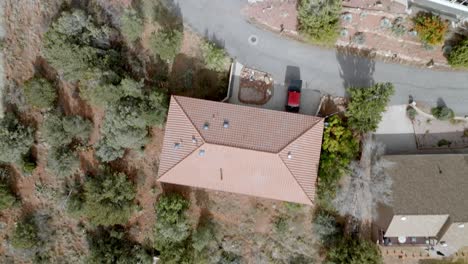 Sedona,-Arizona-neighborhood-with-drone-video-overhead-looking-down-and-moving-forward