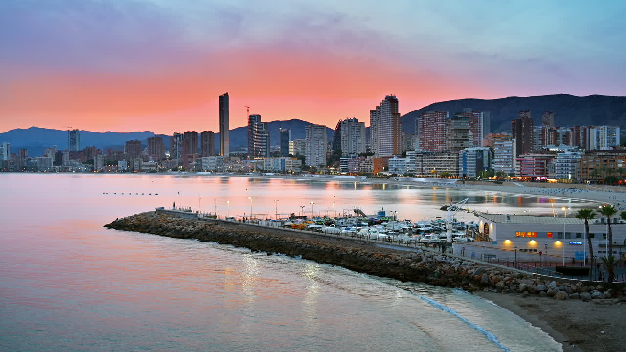 Vista aerea da drone dello skyline di Benidorm, Spagna, al tramonto