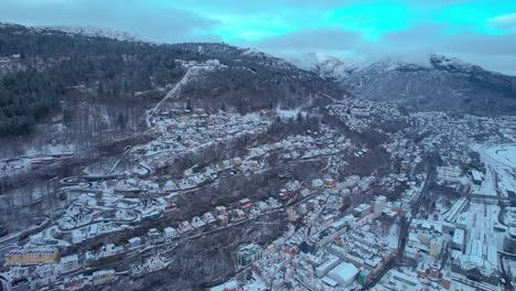 Dichte-Städtische-Häuser-Entlang-Der-Hänge-Eines-Schneebedeckten-Waldbergs-In-Bergen,-Norwegen