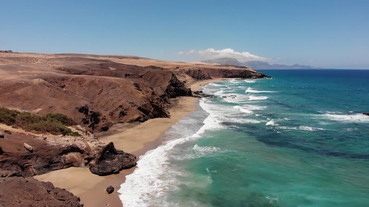 toma aérea de la costa de la playa de la pared en fuerteventura en un día soleado
