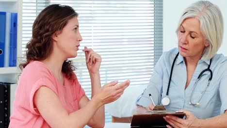 doctora discutiendo un informe con un paciente