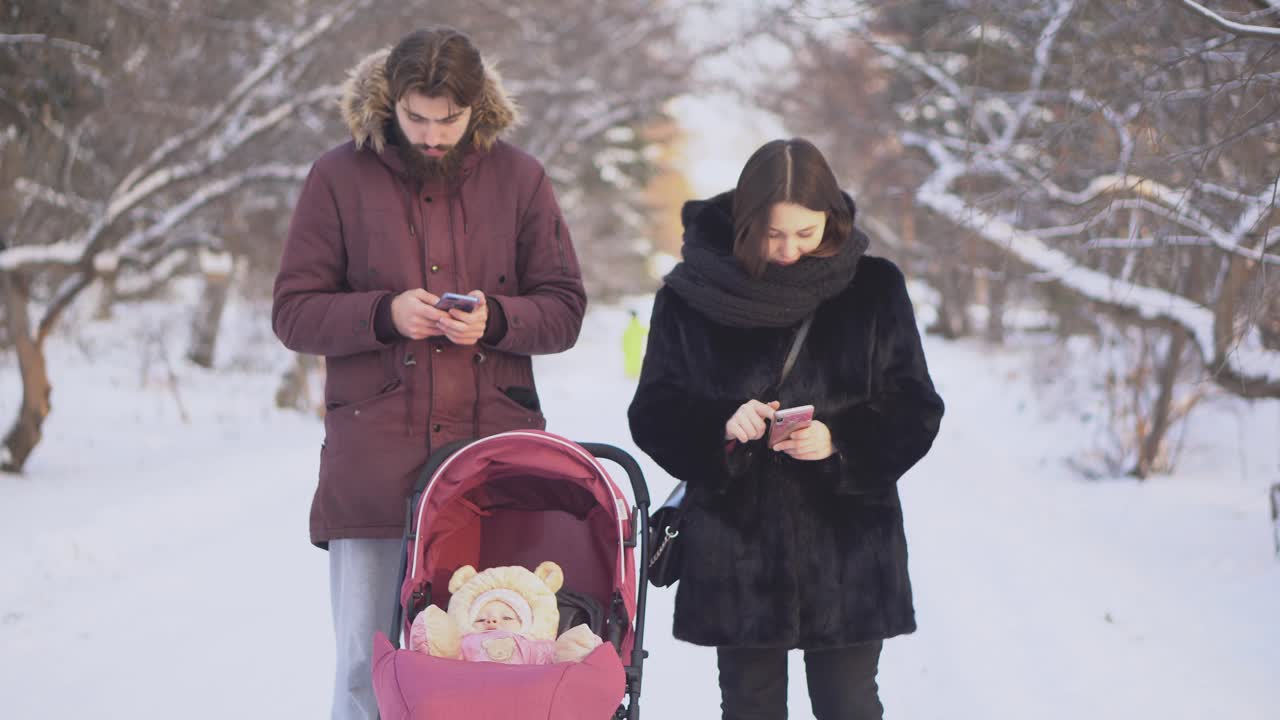 아기 와 함께 겨울 공원 에서 가족 으로 산책