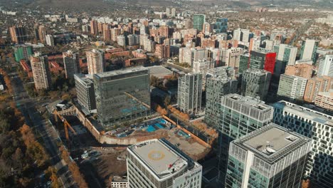 vista aérea de edificios de gran altura en la región metropolitana de santiago desde el parque araucano en chile