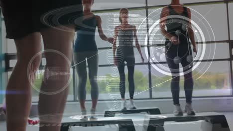 mujeres haciendo aeróbicos con un instructor masculino