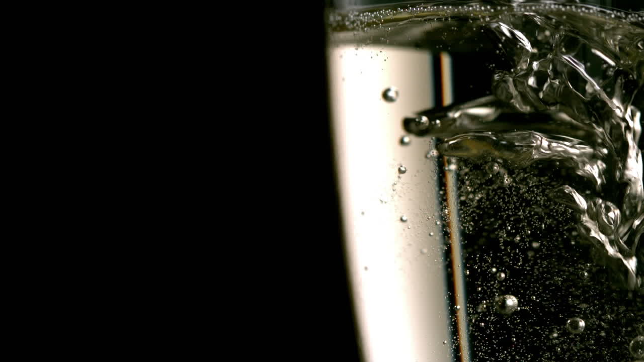 콘페티가 떨어지고  ⁇ 페인이 유리잔에  ⁇ 여있는 애니메이션