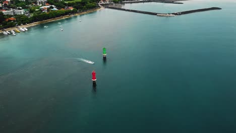 Wunderschöner-Filmischer-Sanur-Strand,-Bali-Drohnenaufnahmen-Mit-Interessanter-Landschaft,-Fischerbooten-Und-Ruhigem-Wetter