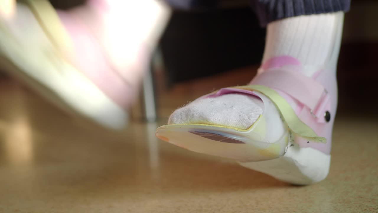 의료 부츠 에 있는 사람 의 발 의 근접