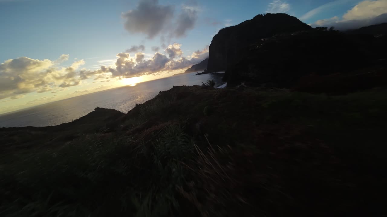 imágenes de drones fpv en madeira, portugal, filmadas al amanecer en el lado del mar con acantilados circundantes y océano