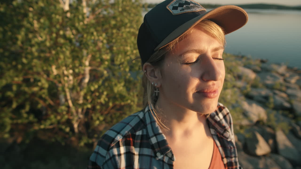 mujer disfrutando de la vista del lago al atardecer