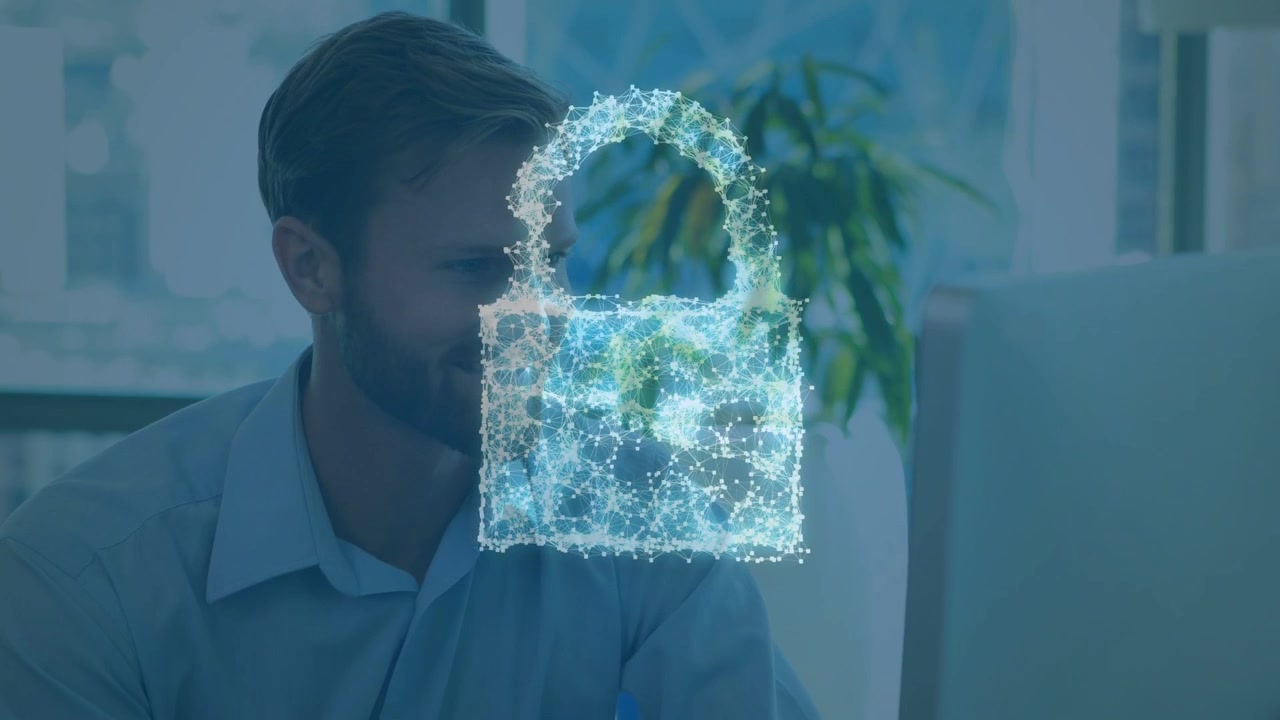 Mann ser på skjerm, partikler dukker opp og danner en hengelås, deretter et skjold, som viser cybersikkerhetsstatus.