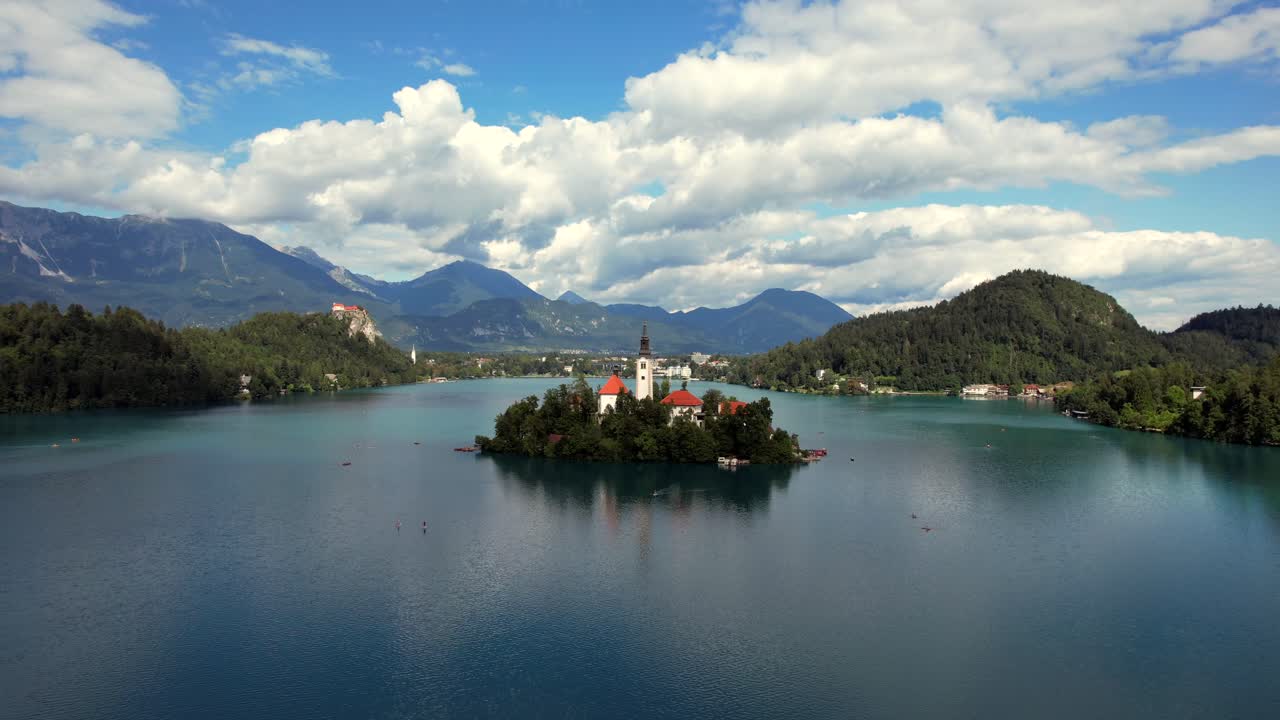 블레드 마을에 있는 블레드 호수는 인기 있는 관광지이며 대부분 다른 건물들 사이에 있는 순례 교회가 있는 작은 섬으로 유명합니다.