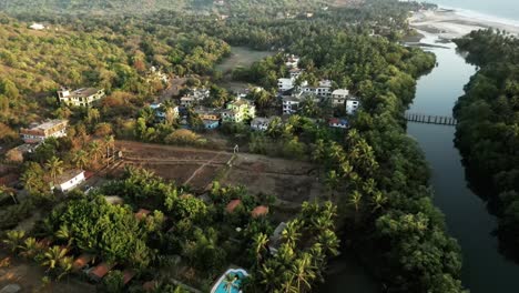 Un-Pequeño-Complejo-Ecológico-A-Orillas-De-Un-Arroyo-En-Morjim,-En-El-Norte-De-Goa,-India.