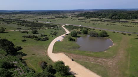 Vista-Aérea-Circular-Sobre-Un-Nuevo-Y-Sereno-Estanque-Forestal