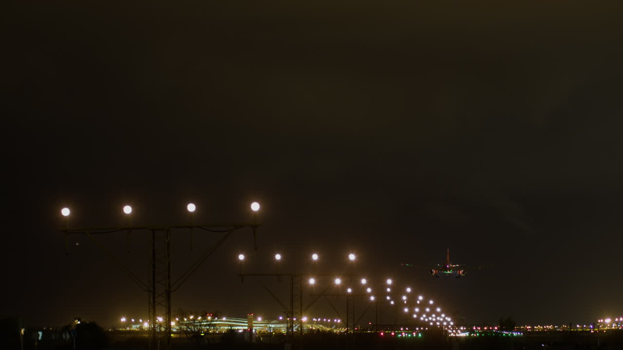 밤에 착륙하는 비행기