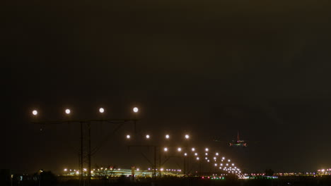 avión aterrizando en la noche