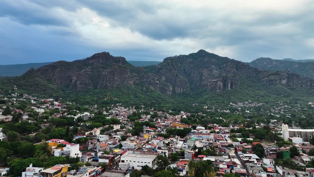 vista aérea descendiendo frente a la ciudad de tepoztlan en morelos, méxico
