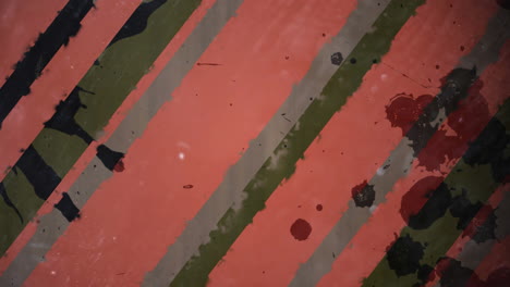 animación de rayas multicolores de pintura sobre un fondo rojo