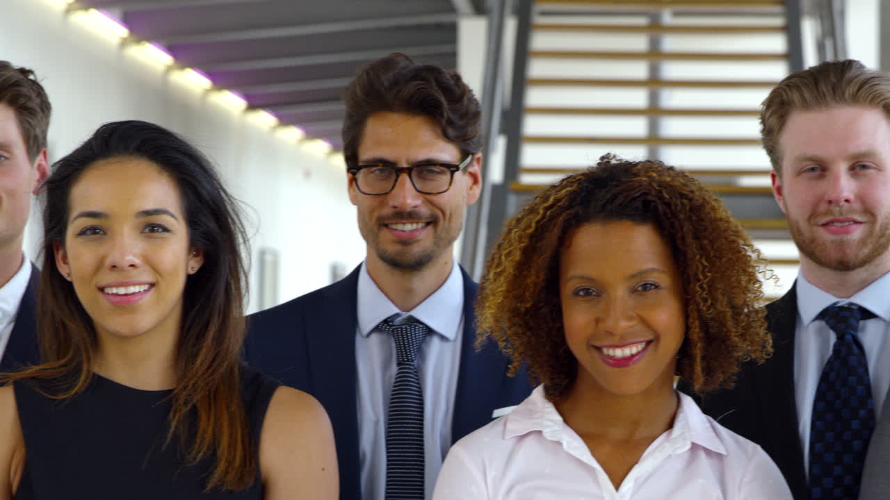 retrato del equipo de negocios de pie en una oficina moderna