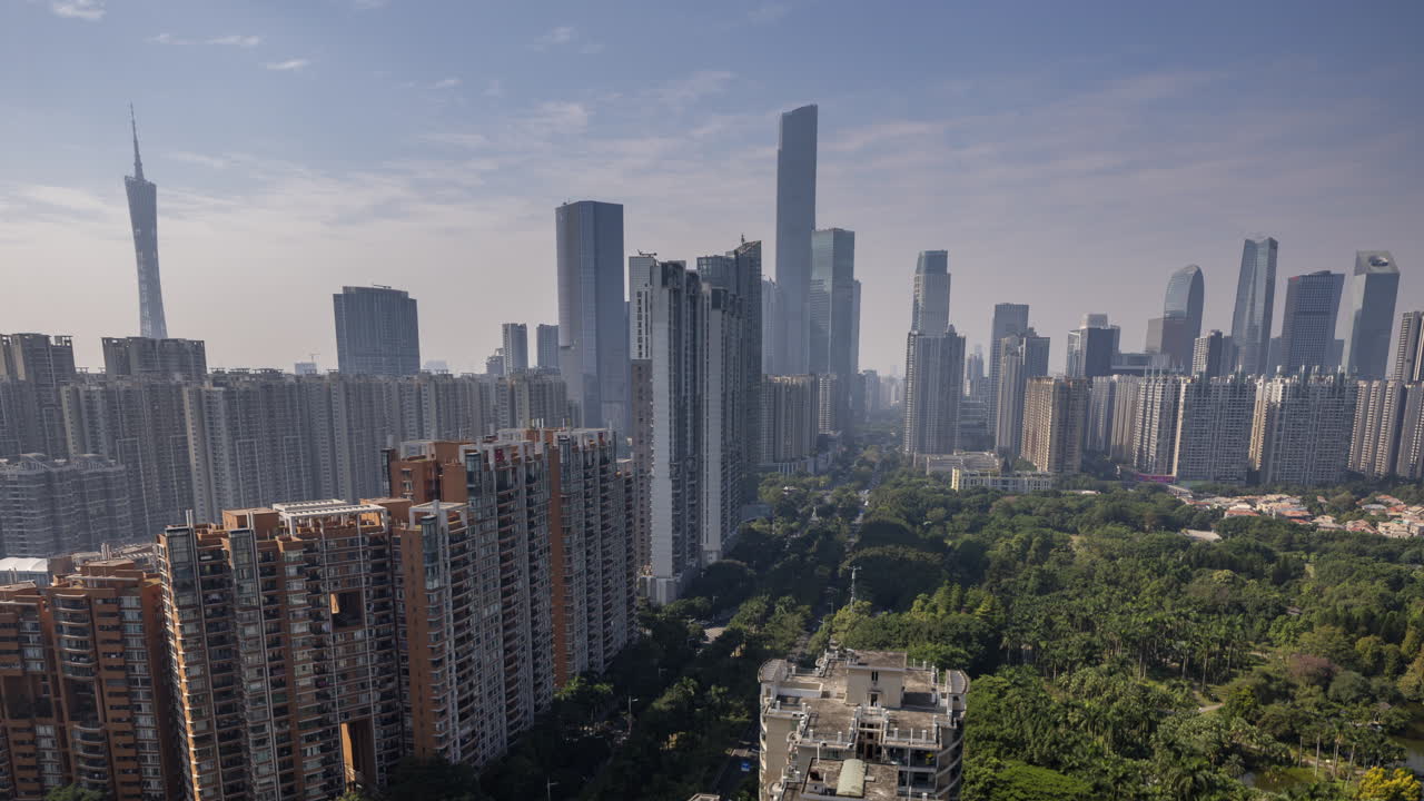 Zeitraffer der Skyline von Guangzhou mit Wolkenkratzern und grünem Park