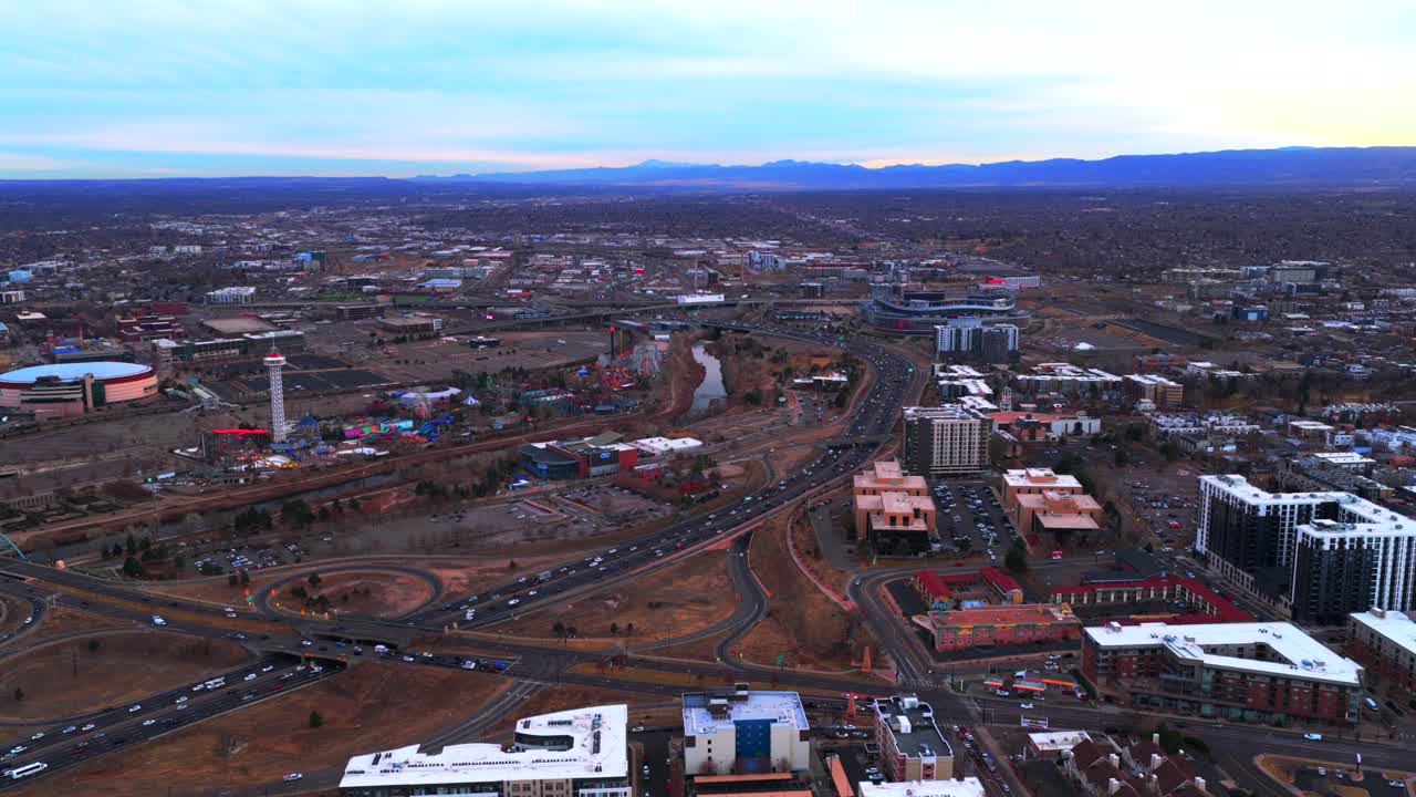 Centro città Lodo Denver inverno Colorado aerea drone pomeriggio tramonto nuvole autostrada interstatale i25 traffico auto Elitch Gardens Auraria Parkway Empower Field at Mile High South Platte River panoramica in avanti