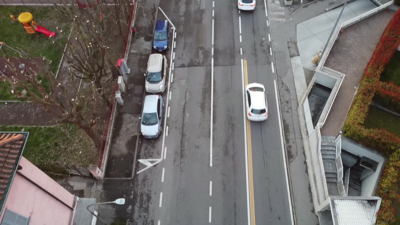 드론으로 4k의 장엄한 일몰 동안 도로의 공중 영상