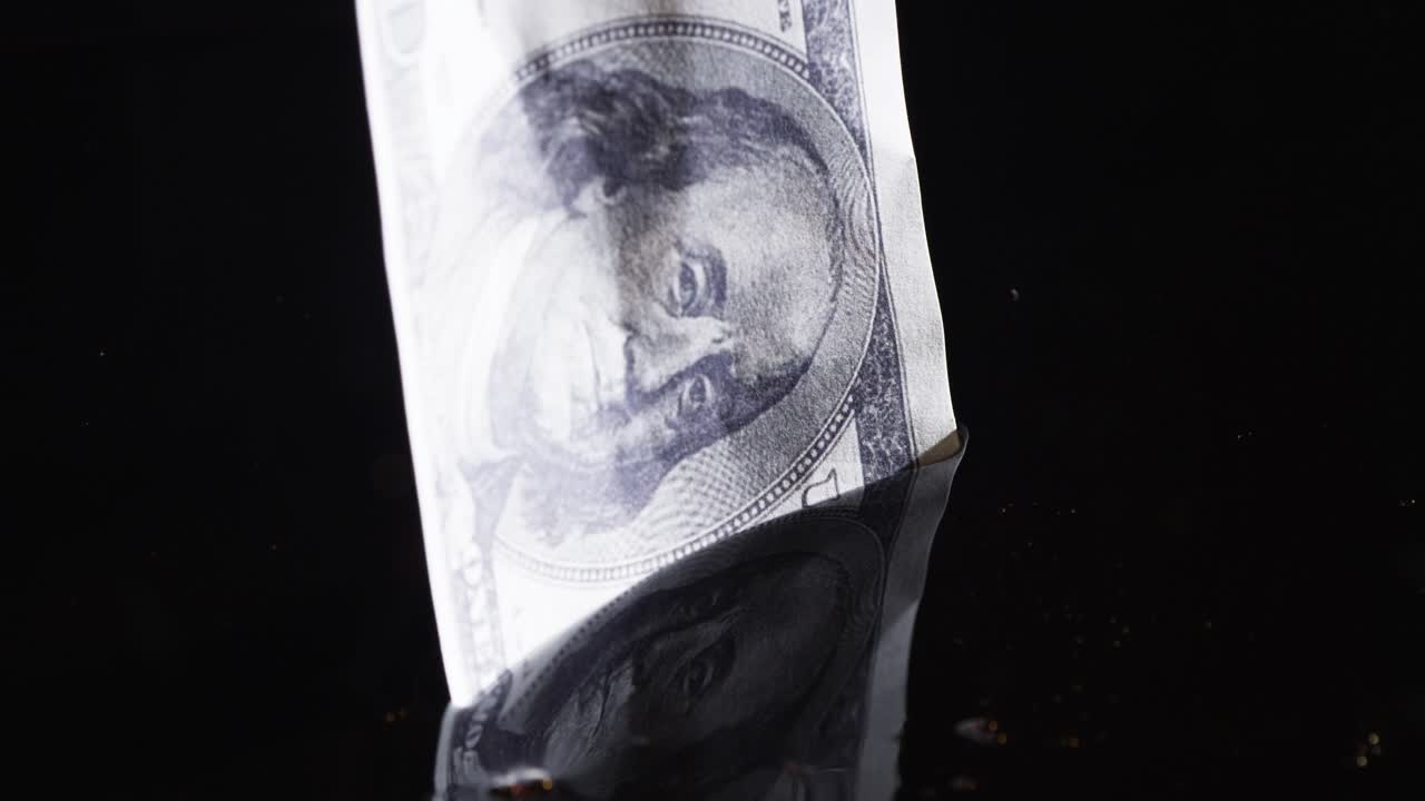 油幣被浸入美元中的帳單