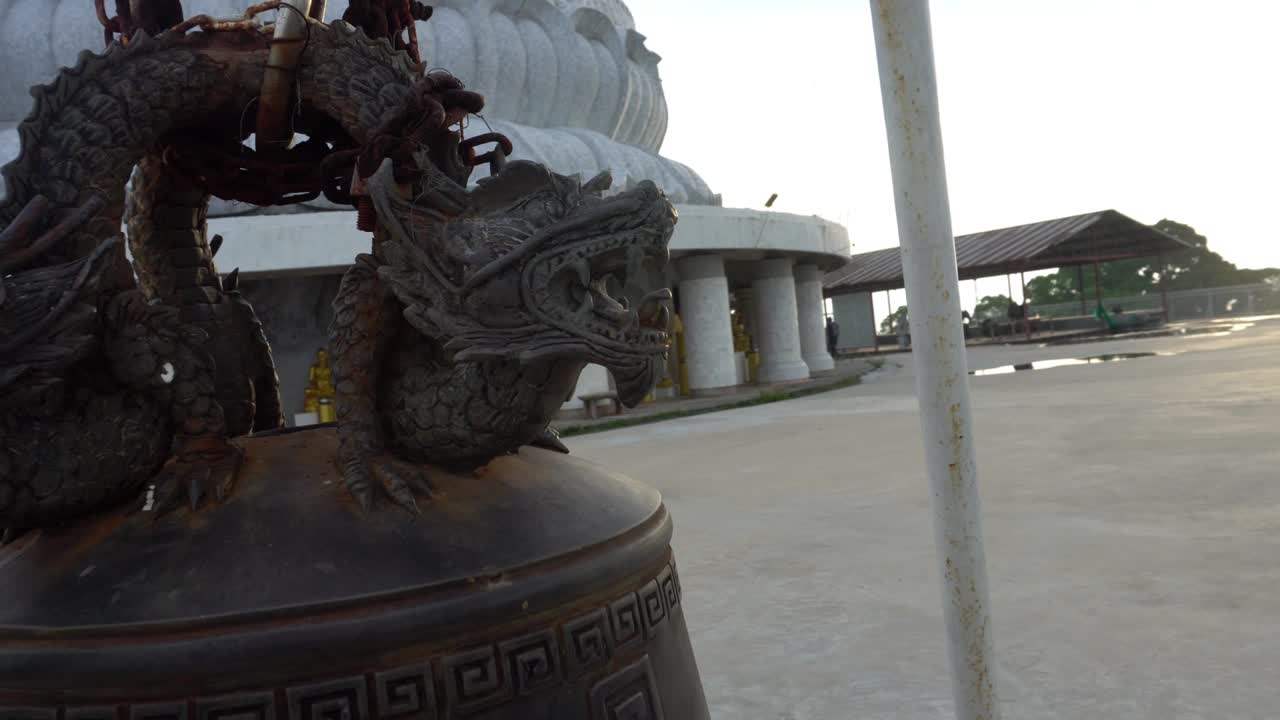 tres dragones antiguos en los rayos del sol