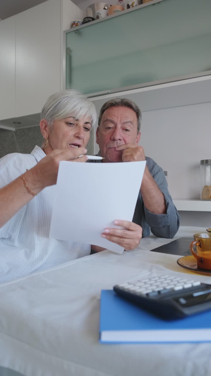 Coppia matura che gestisce le finanze a casa