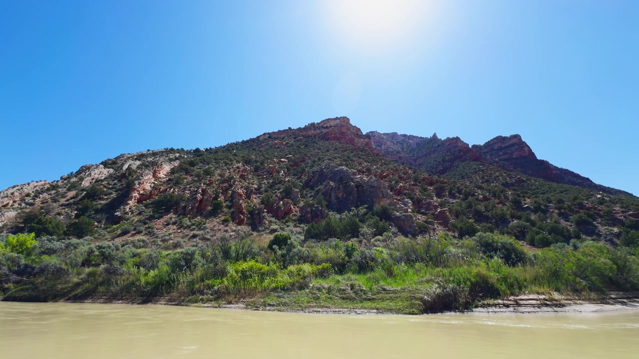 Slunečná krajina kaňonu podél řeky Yampa v národním památníku Dinosaur, Colorado