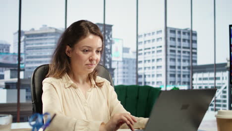 mujer líder ambiciosa que se centra en la planificación estratégica y el éxito empresarial