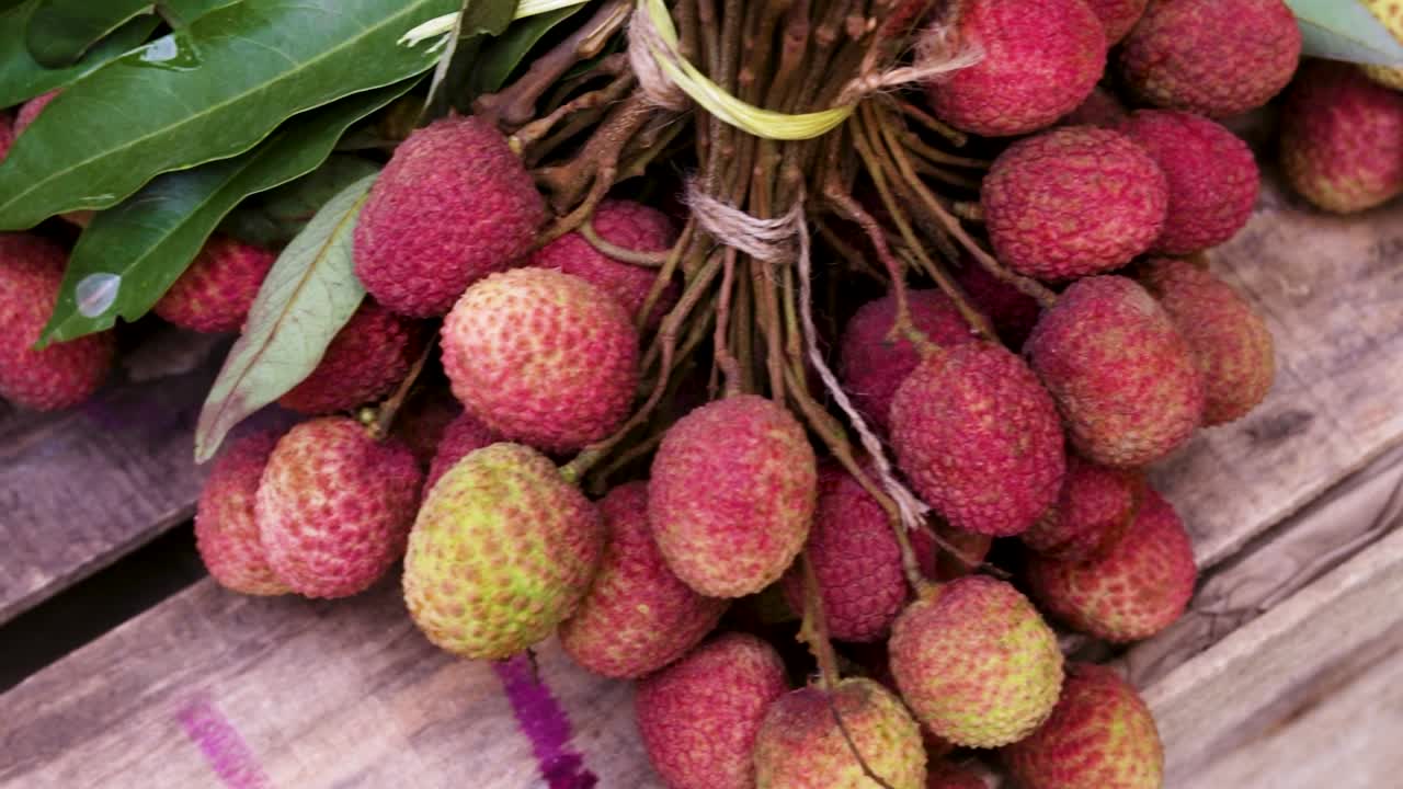 bungkus litchi organik segar dari peternakan dekat dari sudut yang berbeda