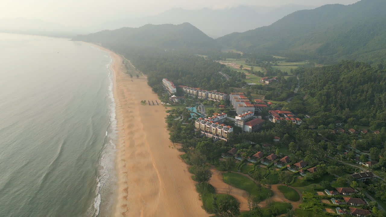 drone se eleva sobre la hermosa playa de lang co en una nebulosa mañana temprana en vietnam