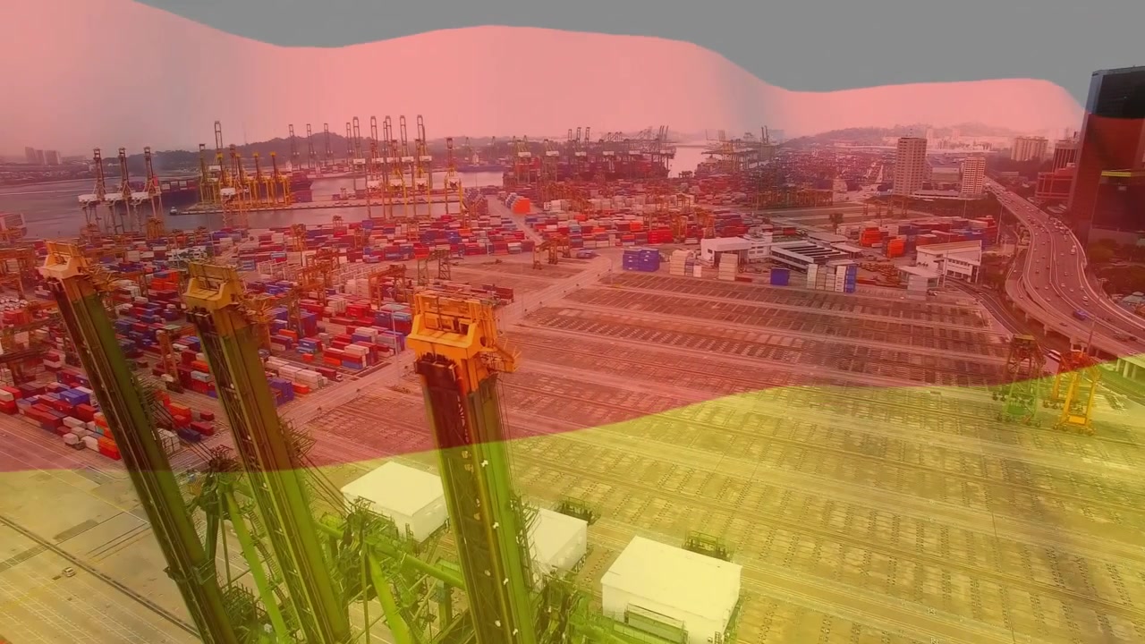 Überlagerung der deutschen Flagge, die wellenförmig über einem Terminal erscheint, während die Kamera Kräne für die Logistik schwenkt.