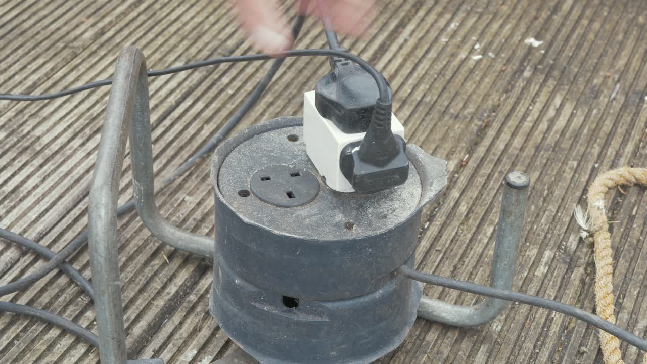 g 타입의 플러그를 전기 연장 코드에 연결하는 것