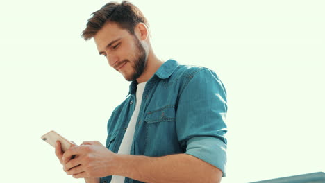 hombre usando teléfono inteligente al aire libre