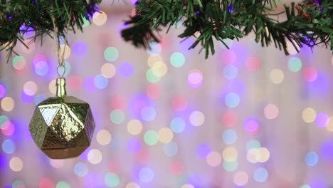 bola de navidad antigua en una rama, espacio de copia.