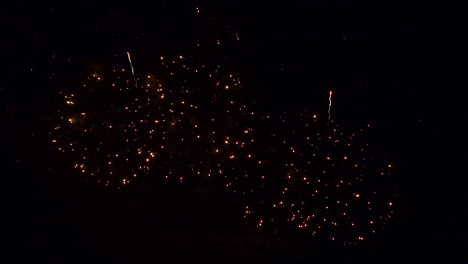 increíble espectáculo de fuegos artificiales en el cielo nocturno