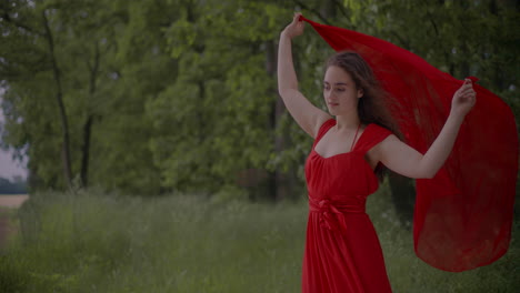 Mujer-En-Vestido-Rojo-Ondeando-Velo