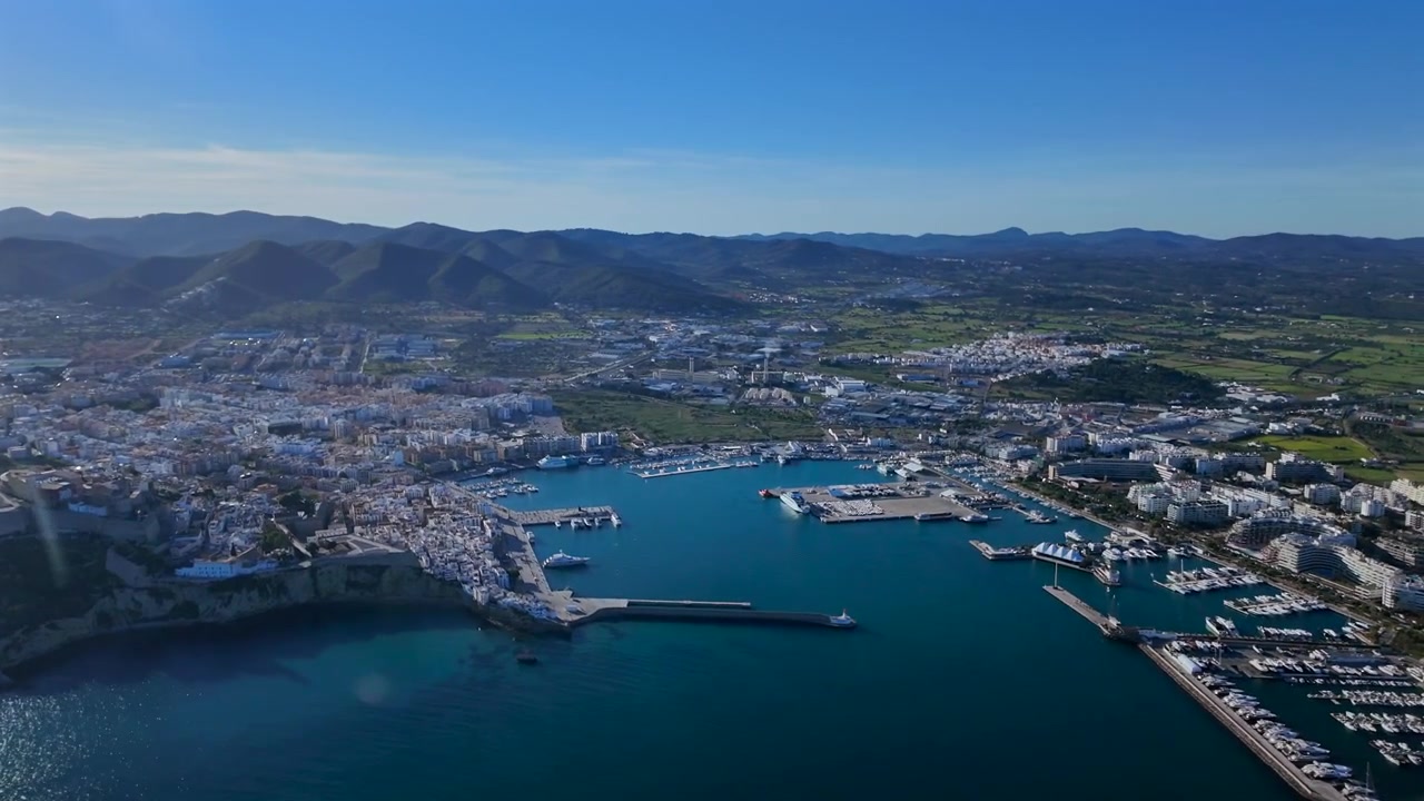 Vista aerea dal lato sinistro della città di Ibiza, scattata dalla cabina di pilotaggio di un aereo, con vista sul porto e sul centro storico sulla collina